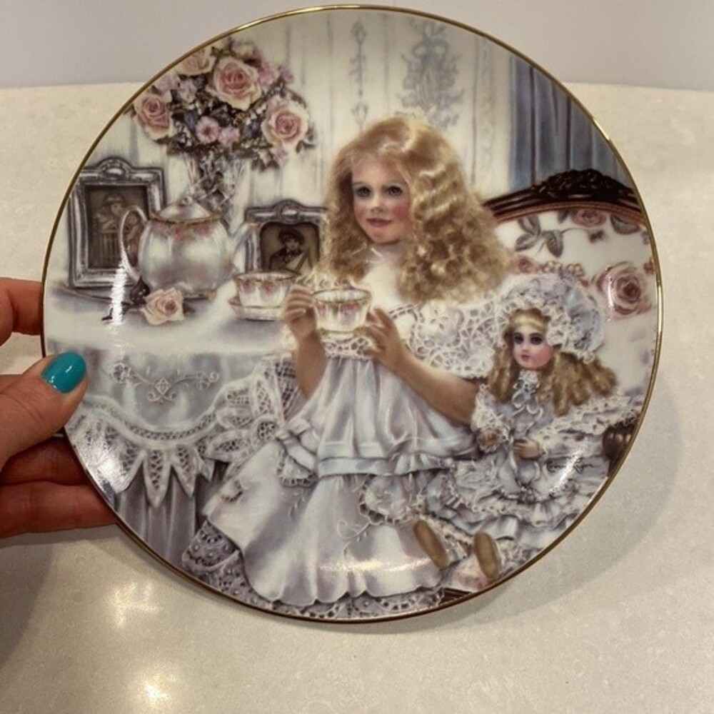 Heirlooms & Lace Victoria Collector’s #2 Plate in Series By Corinne Layton 4982A - Picture 9 of 15